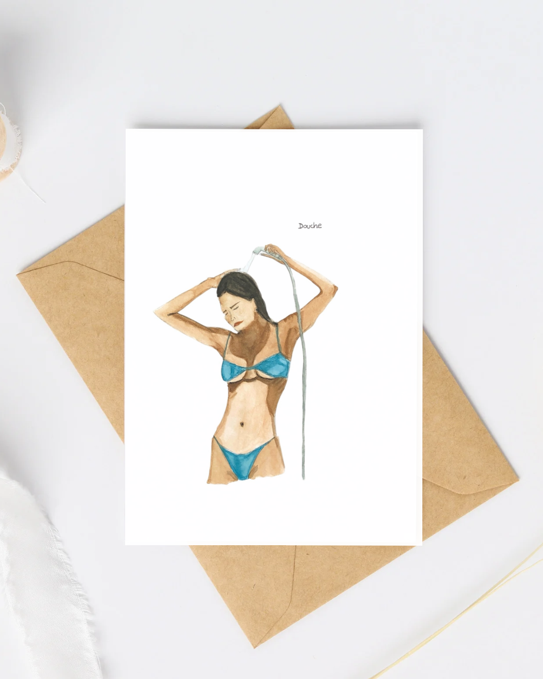 Carte postale une fille en bikini qui prend sa douche