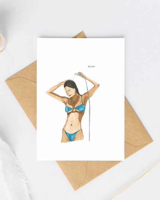 Carte postale une fille en bikini qui prend sa douche